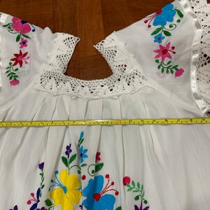 Vintage Mexican hand embroidered white dress, crochet ethnic embroidery big flower floral hippie boho Mexico imagem 8