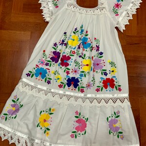 Vintage Mexican hand embroidered white dress, crochet ethnic embroidery big flower floral hippie boho Mexico imagem 6