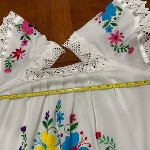 Vintage Mexican hand embroidered white dress, crochet ethnic embroidery big flower floral hippie boho Mexico imagem 9