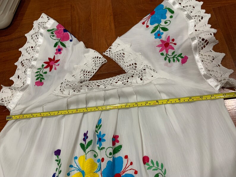 Vintage Mexican hand embroidered white dress, crochet ethnic embroidery big flower floral hippie boho Mexico imagem 9