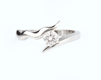 A Platinum and Diamond Ring VS2