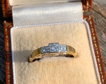 Anillo de compromiso con diamantes de talla princesa de 18 quilates