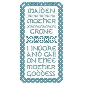 Puede incluir: Un borde de nudo celta azul y blanco rodea el texto "Maiden Mother Crone I invoke and call on thee Mother Goddess".
