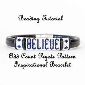 以下が含まれることがあります： 白と青のビーズで「BELIEVE」というメッセージが書かれた黒い革のブレスレット。ブレスレットは奇数カウントのペヨーテステッチパターンで作られています。