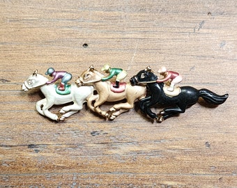 Triple caballo y jockey oro plateado carreras esmalte broche - joyería de carreras de caballos - jockey en pin de caballo - broche de carreras de caballos - broche de caballo