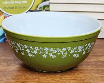 Bol à mélanger en pyrex 403 Spring Blossom vert avec fleurs blanches vintage des années 1970 - 403