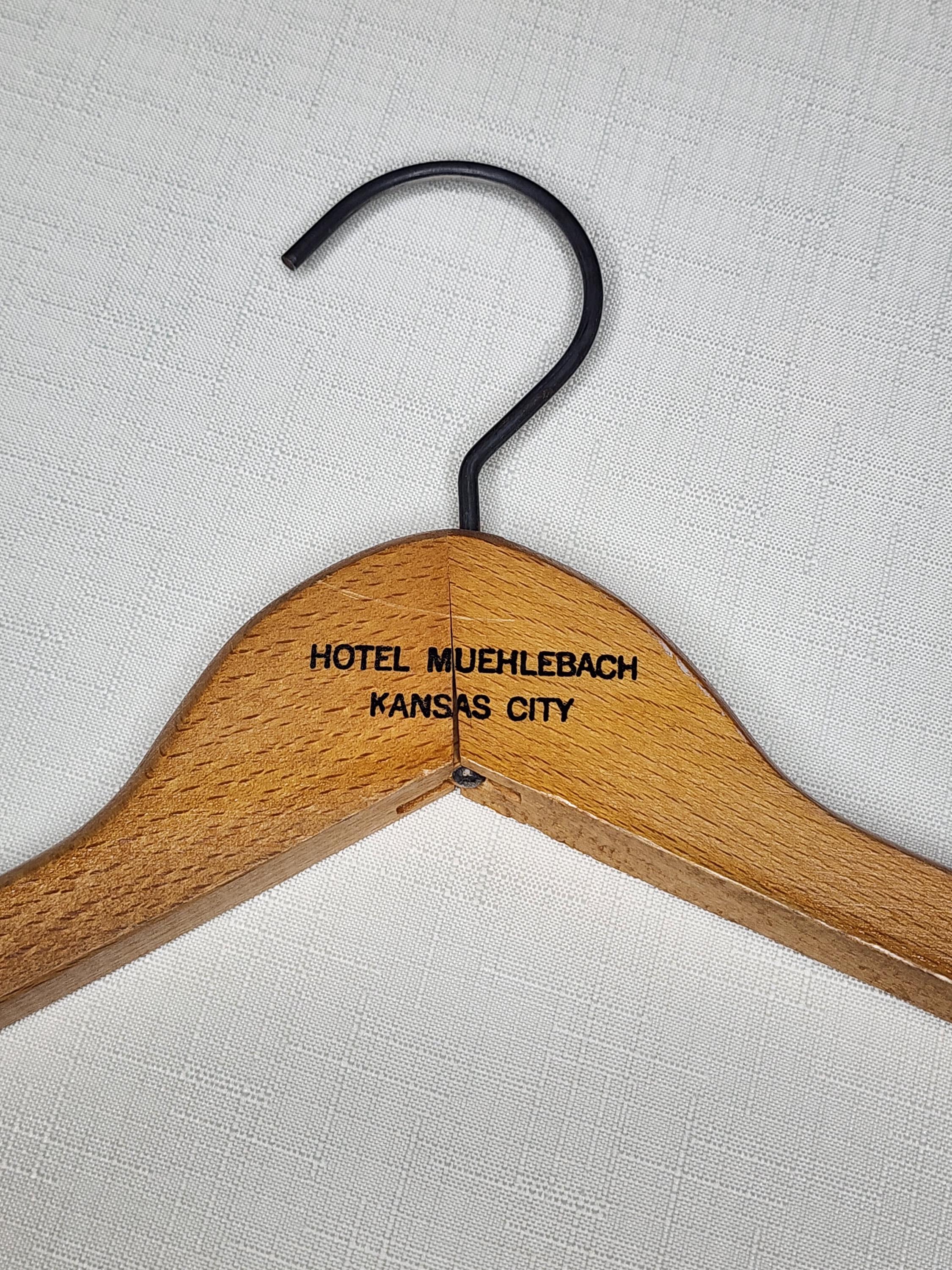 ヴィンテージ カンザスシティ ホテル ミュールバッハ 木製ハンガー