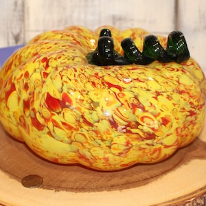 In vendita! Grande zucca in vetro soffiato a mano arancione e giallo con stelo verde