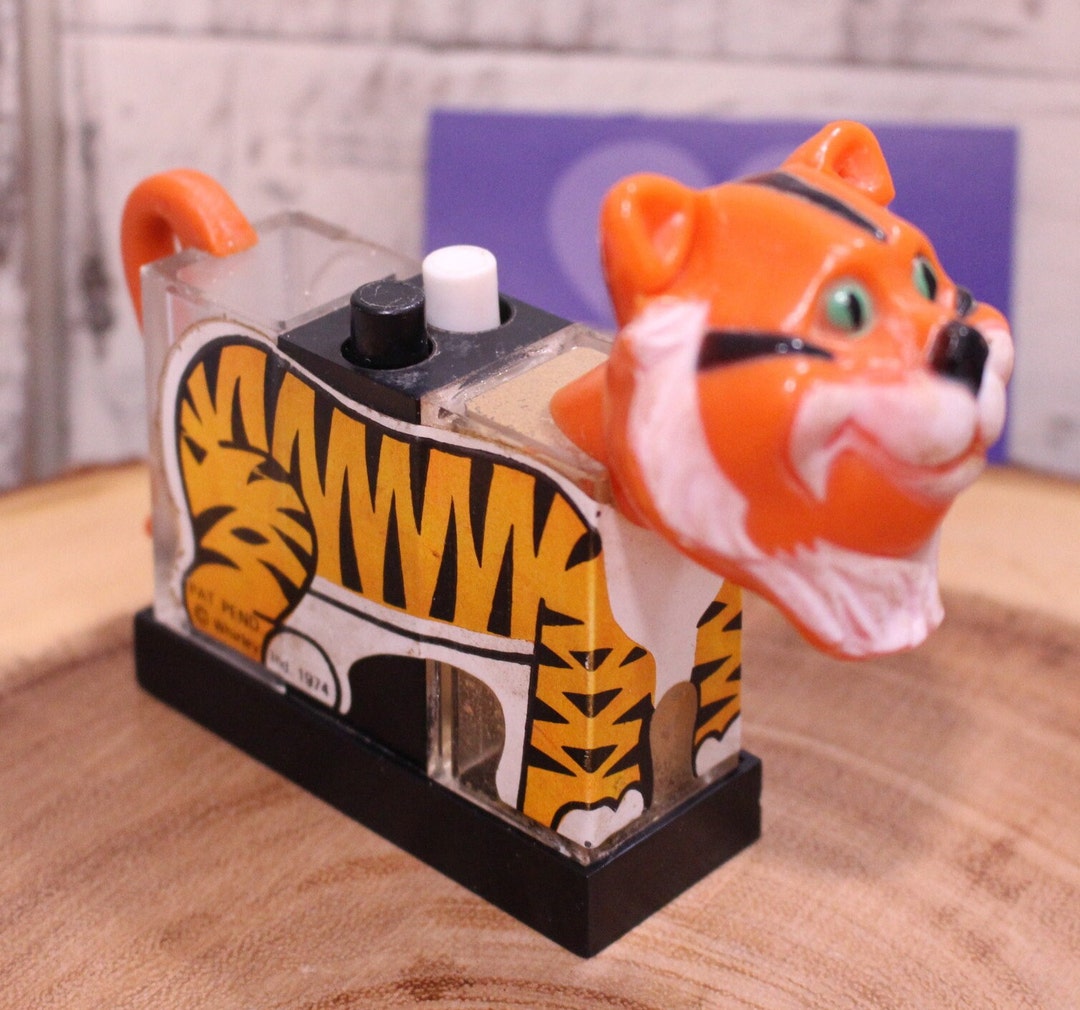 Mechanical Push Button Vintage Salt and Pepper Shakers, Tiger, Seaworld and  Canada Souvenirs, Plastic 