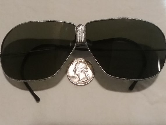 Vintage aviator sunglasses - image 1