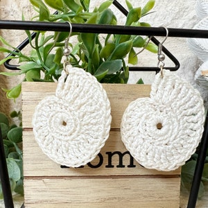 Crochet shell earrings, crocheted earrings, earrings, seashell crochet, woven earrings, crochet jewelry, white dangle earrings