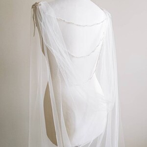 Voile de cape de tulle de mariage Elena hors cape blanche drapée voile de cape de mariée voile de cape de mariage avec collier de dos collier de chaîne drapée voile de cape