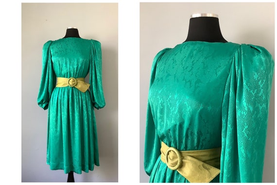 1980s Vintage Green Embossed Satin Long Sleeve Dre