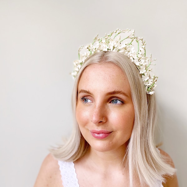 vintage wax bud flower tiara. 1930s brides headpiece. pretty wedding tiara. Art Deco floral headpiece. wedding headpiece.