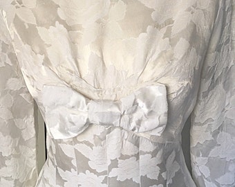 Vintage 1950s Wedding Dress. Ivory Damask Bridal Gown. Bow Front Wedding Dress. Perfect.