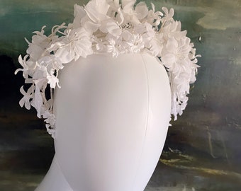 Brides flower crown. Vintage white flower crowns. 1970s flower tiara. White fabric flower headpiece. Boho flower crown. wedding headpiece.