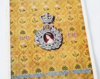 Könnte beinhalten: Ein Vintage-Magazincover mit einem gelben und goldenen Blumenmuster, einer silbernen Krone und einem Porträt von Königin Elisabeth II. Das Cover trägt die Aufschrift "LONDON NEWS CORONATION CEREMONY NUMBER".