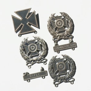 US Army Expert Weapons Qualification Badges /Marksman Pins