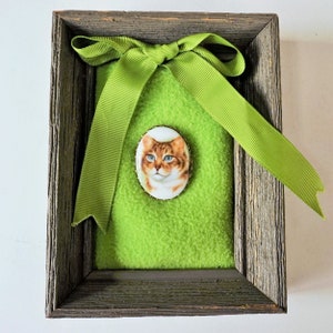 Orange Tiger Kitty / Porcelain Portrait Pin in grey wooden frame / Vintage Cat