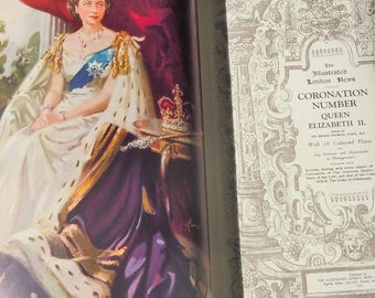 Könnte beinhalten: Ein Vintage-Cover von The Illustrated London News Coronation Number, das ein Porträt von Königin Elisabeth II. in ihren Krönungsroben zeigt. Das Cover ist mit komplizierten Details und einer goldenen Krone verziert.