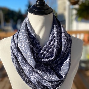 Animal Print Infinity Schal, leicht. Schlauchschal dunkelblau und weiß bedruckt.