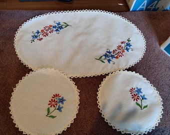 鮮やかなクロスステッチ模様のヴィンテージ手刺繍花柄リネンハンカチ