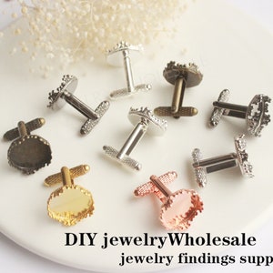 Può includere: Assortimento di gemelli in argento, oro e bronzo con bordi decorativi. I gemelli hanno un centro rotondo in vetro trasparente. DIY gioielli all'ingrosso forniture di ritrovamenti di gioielli.