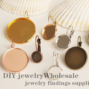 Peut inclure: Cinq différentes bases d'oreillettes rondes et plates en métal. Les bases sont dorées, or rose, argentées et bronze. Les bases d'oreillettes sont pour la fabrication de bijoux DIY.