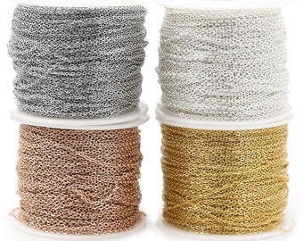 Könnte beinhalten: Vier Spulen mit Kette, jede in einer anderen Farbe: Silber, Gold, Roségold und Weißgold. Die Kette ist um die Spulen gewickelt, die weiß sind.