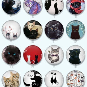 Peut inclure: Une collection de 24 cabochons ronds en verre présentant différents motifs de chats. Les cabochons sont disposés en grille sur un fond bleu clair. Les motifs comprennent des chats de différentes couleurs, motifs et poses, comme un chat noir aux yeux bleus, un chat tigré avec un nœud papillon et un chat blanc aux yeux verts.