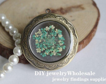 Ancien Médaillon Pendentif En Laiton Doré émaillé - Motif Bouquet De Fleurs Multicolore Vintage