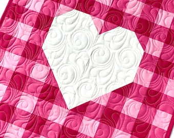 Patrón en PDF de mini colcha con corazones de cuadros vichy de Mandi Persell para Sewcial Stitch Descarga instantánea Colcha moderna de 24" x 24" con corazones para mesa