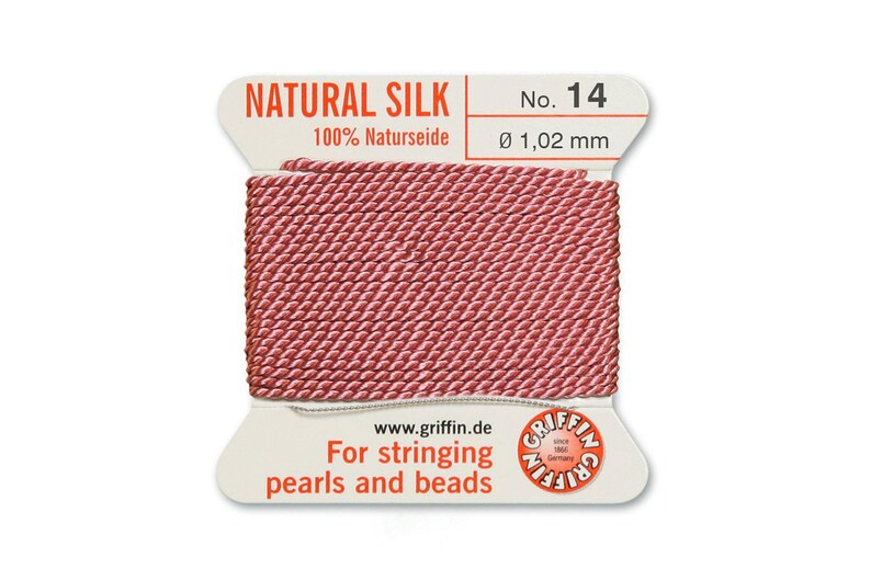 Puede incluir: Una bobina de hilo de seda natural para enhebrar perlas y cuentas. El hilo es rosa y est&aacute; etiquetado con "NATURAL SILK 100% Naturseide No. 14 &Oslash; 1,02 mm".