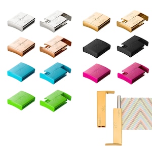 Peut inclure: Un ensemble de 14 fermoirs magnétiques pour bracelets de montre dans différentes couleurs, notamment argent, or, or rose, noir, bleu, rose et vert. Les fermoirs sont en métal et ont un design simple et moderne. L'image montre également un bracelet de montre en métal doré avec un motif chevron coloré.
