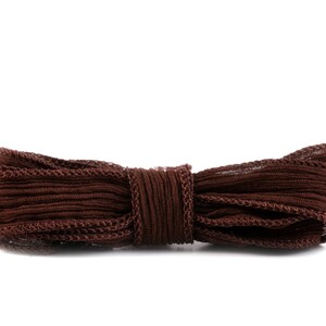 Puede incluir: Una pajarita de tela marrón, atada y lista para usar.