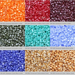 Könnte beinhalten: Nahaufnahme von zehn verschiedenen Farben von Perlen. Die Perlen sind undurchsichtig und haben eine glänzende Oberfläche. Die Farben sind Mandarinenorange, Cadillac-Rot, Johannisbeere, Avocado, Meeropal, Achatblau, Cyanblau, galvanisiertes Gold und galvanisiertes Gelb-Gold.