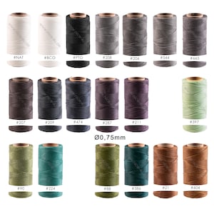 Può includere: Una collezione di 12 bobine di filo cerato in vari colori, tra cui naturale, marrone, nero, grigio, viola, verde e marrone. Le bobine sono numerate e disposte in tre file di quattro. Il testo "Ø0,75mm" è stampato sotto le bobine.