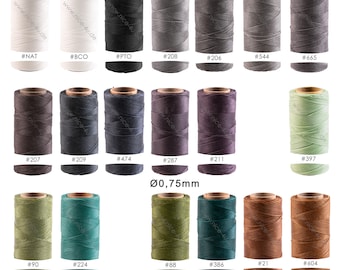 Puede incluir: Una colección de 12 carretes de hilo encerado en varios colores, incluyendo natural, marrón, negro, gris, morado, verde y marrón. Los carretes están etiquetados con números y están dispuestos en tres filas de cuatro. El texto "Ø0,75mm" está impreso debajo de los carretes.