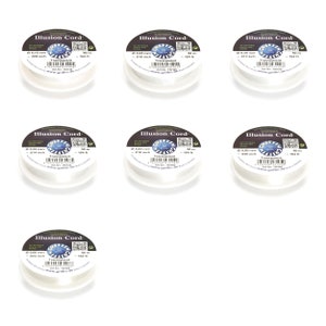 Könnte beinhalten: Sechs Spulen mit transparentem Illusion Cord, jede mit einem Etikett mit der Aufschrift "Illusion Cord" und Angabe des Durchmessers in Millimetern und Zoll sowie der Länge in Metern und Fuß. Die Spulen sind in zwei Reihen mit jeweils drei Spulen angeordnet.