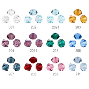 Peut inclure: Assortiment de 10 perles en verre facettées de différentes couleurs. Les perles sont rondes et ont un sommet pointu. Les couleurs sont transparentes, bleu clair, turquoise, or, violet, vert émeraude, bleu clair, bleu foncé, rouge et rose.