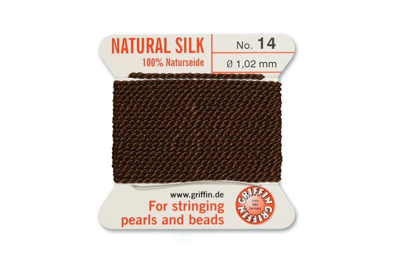 Puede incluir: Cord&oacute;n de seda natural marr&oacute;n para enhebrar perlas y cuentas. El cord&oacute;n es 100% seda natural y tiene un di&aacute;metro de 1,02 mm. La etiqueta dice "NATURAL SILK 100% Naturseide No. 14 &Oslash; 1,02 mm www.griffin.de For stringing pearls and beads"