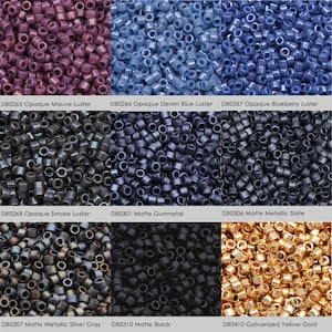 Puede incluir: Una vista cercana de diez colores diferentes de cuentas de semillas. Las cuentas están dispuestas en un patrón de cuadrícula. Los colores son malva, azul vaquero, arándano, humo, metalizado, pizarra metálica, gris plateado metálico, negro y oro amarillo galvanizado.