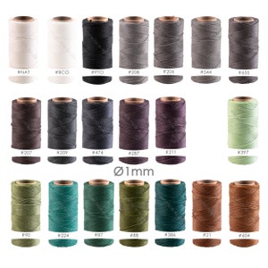 Könnte beinhalten: Eine Auswahl an 1 mm dicken gewachsten Garnrollen in verschiedenen Farben, darunter Natur, Weiß, Schwarz, Grau, Braun, Grün und Rot. Die Rollen sind in drei Reihen mit jeweils sieben Rollen angeordnet, wobei der Text "Ø1mm" unter der zweiten Reihe gedruckt ist.