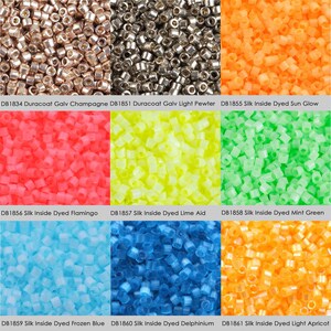 Peut inclure: Une collection de petites perles cylindriques de différentes couleurs, dont champagne, étain clair, orange, rouge, jaune, vert, bleu et abricot. Chaque couleur est étiquetée avec un code produit et une description, comme "DB1834 Duracoat Galv Champagne."