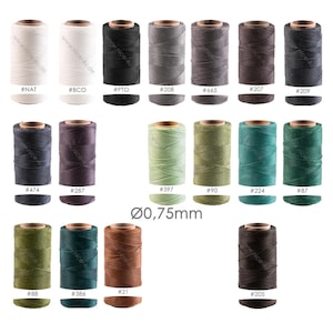 Peut inclure: Une collection de bobines de fil ciré de différentes couleurs, notamment naturel, noir, gris, marron, vert et beige. Les bobines sont étiquetées avec des numéros et le texte "Ø0,75mm".