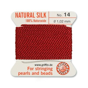 Puede incluir: Hilo de seda natural rojo para enhebrar perlas y cuentas. El carrete est&aacute; etiquetado con "NATURAL SILK 100% Naturseide No. 14 &Oslash; 1,02 mm www.griffin.de For stringing pearls and beads"