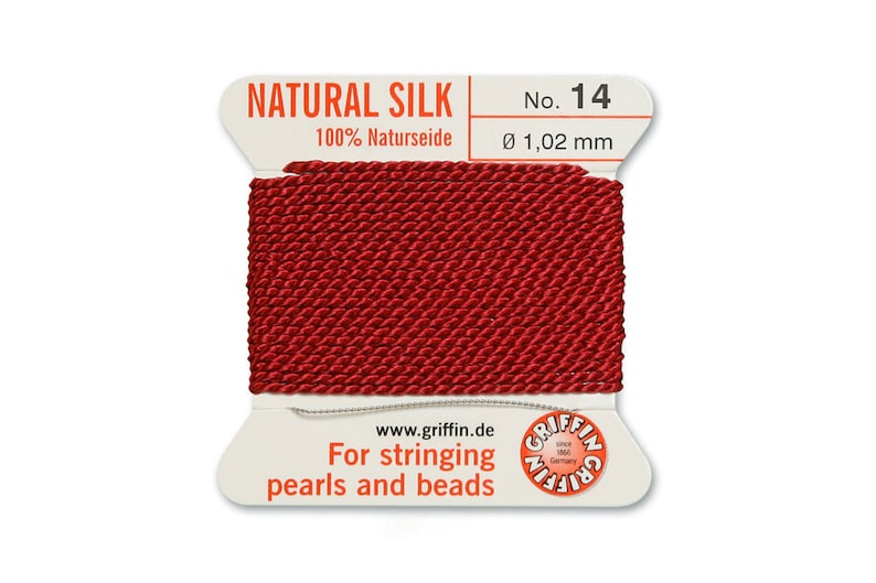 Puede incluir: Hilo de seda natural rojo para enhebrar perlas y cuentas. El carrete est&aacute; etiquetado con "NATURAL SILK 100% Naturseide No. 14 &Oslash; 1,02 mm www.griffin.de For stringing pearls and beads"