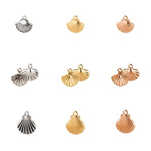 Op de afbeelding: Negen schelpbedels in zilver, goud en roségoud. De bedels zijn gerangschikt in een rasterpatroon, met enkele en dubbele bedels. Elke bedel heeft een lus aan de bovenkant om aan sieraden te bevestigen. De schelpen hebben gedetailleerde ribbels.