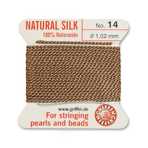 Puede incluir: Una bobina de hilo de seda natural para enhebrar perlas y cuentas. La bobina est&aacute; etiquetada "NATURAL SILK 100% Naturseide No. 14 &Oslash; 1,02 mm" y "Para enhebrar perlas y cuentas".