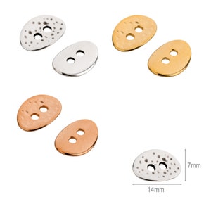 Könnte beinhalten: Sechs ovale Knöpfe mit jeweils zwei Löchern. Die Knöpfe sind in drei verschiedenen Ausführungen erhältlich: Silber, Gold und Roségold. Die Knöpfe sind 14 mm breit und 7 mm hoch.